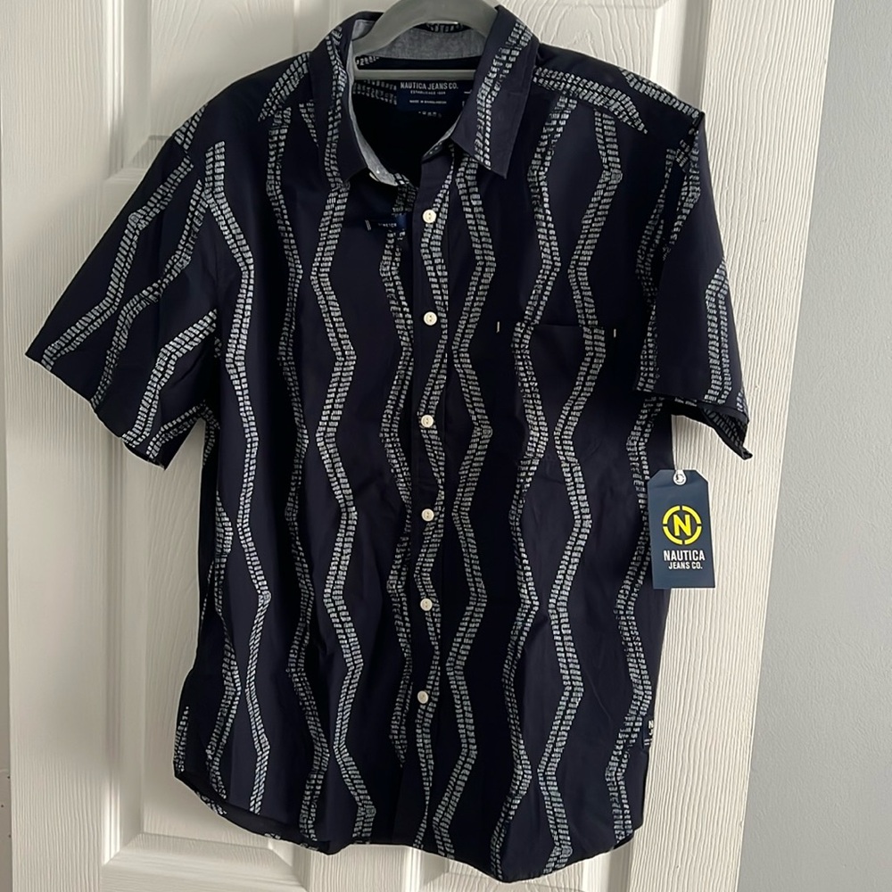 Nautica Jeans Co. NWT Mens short sleeve button down. Size L -DISCOUNTED SHIPPING